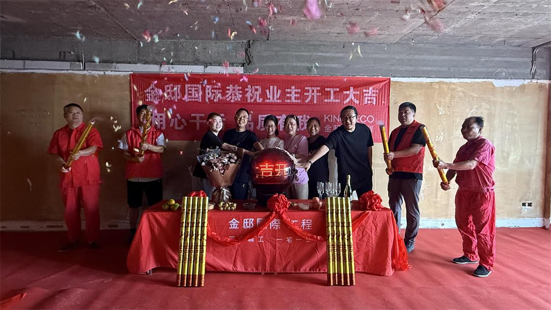 云天收夏色，木葉動(dòng)秋聲
